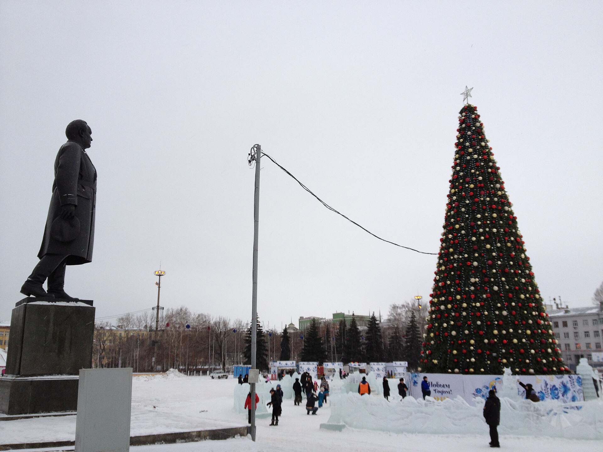 Площадь Куйбышева: пространство парадов, театра и городской власти